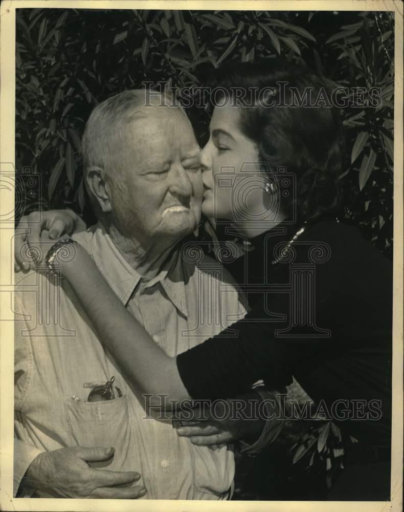 Press Photo John Garner gets a kiss from Barbara Fischer, Miss Tall Texas
