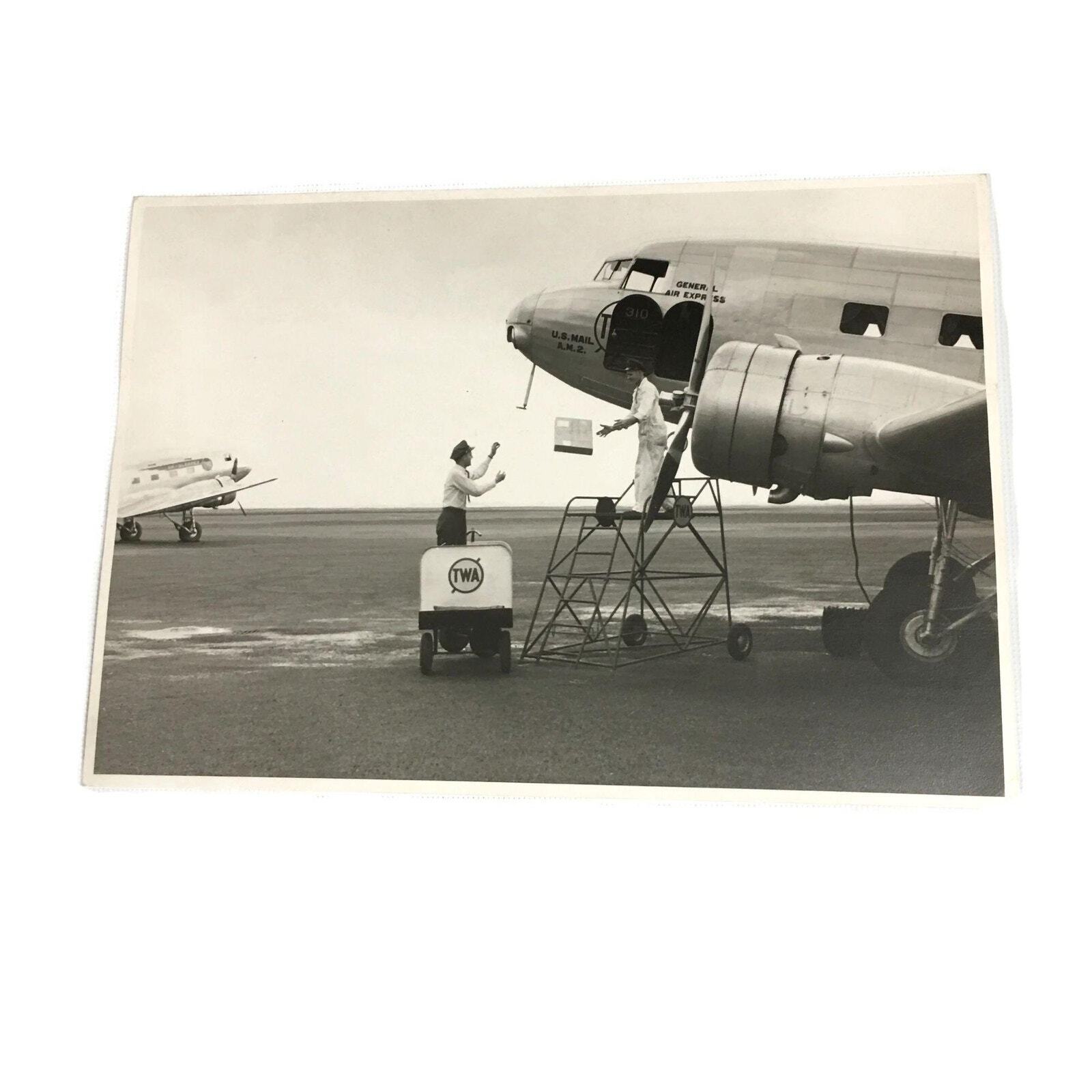 Photo TWA Press 8x10 B&W Loading boxes into Plane GENERAL AIR EXPRESS US MAIL