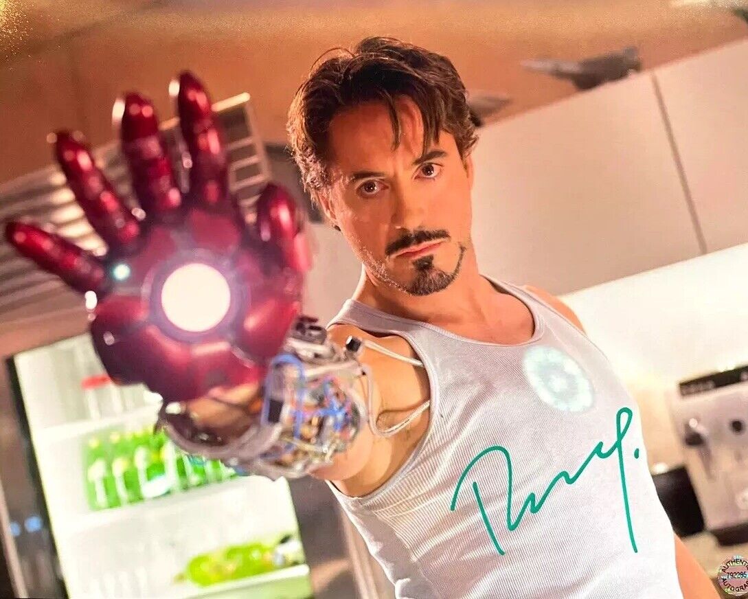 Robert Downey Jr. Signed 8x10\