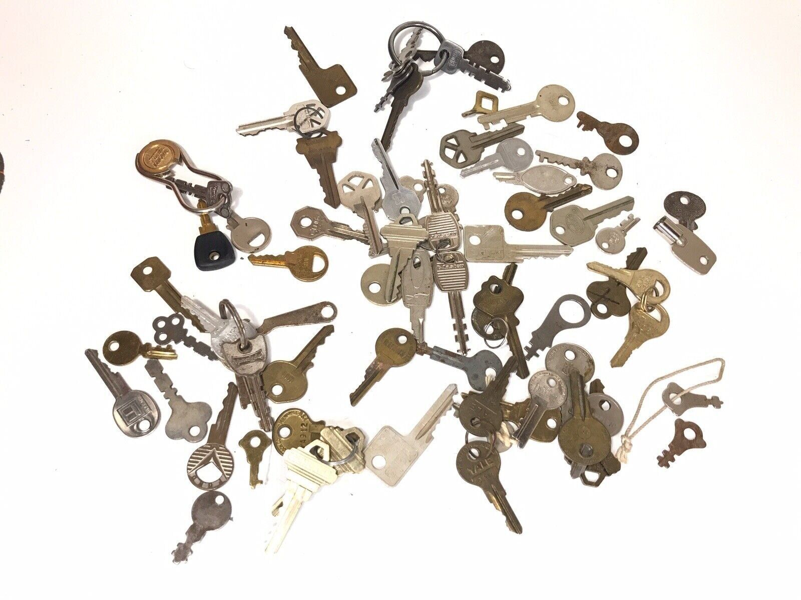 LOT OF 82 Vintage Auto Advertising Keys King Rings Key Chains