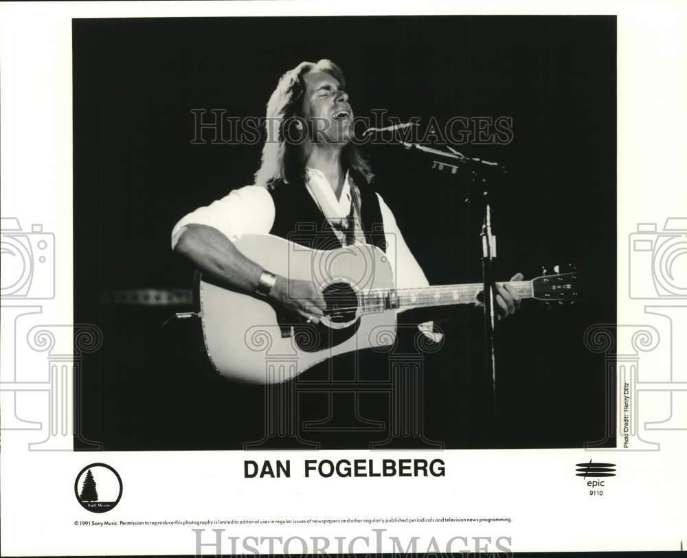 1991 Press Photo Singer Dan Fogelberg performing. - syp41809