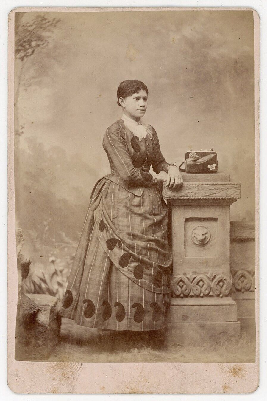 BLACK WOMAN PAISLEY DRESS BUTTERFLY ON PURSE AFRICAN AMERICAN CABINET CARD PHOTO