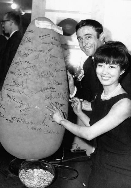 Jean-Marc Thibault & May Wou-Ki wife painter Zao Wou-Ki signing a - 1963 Photo