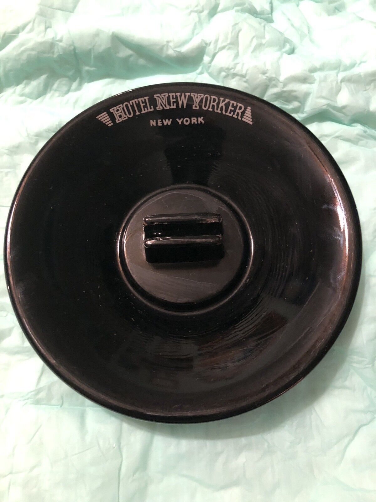 HOTEL NEW YORKER NYC BLACK GLASS ART DECO ASHTRAY WITH MATCH HOLDER CIRCA 1935