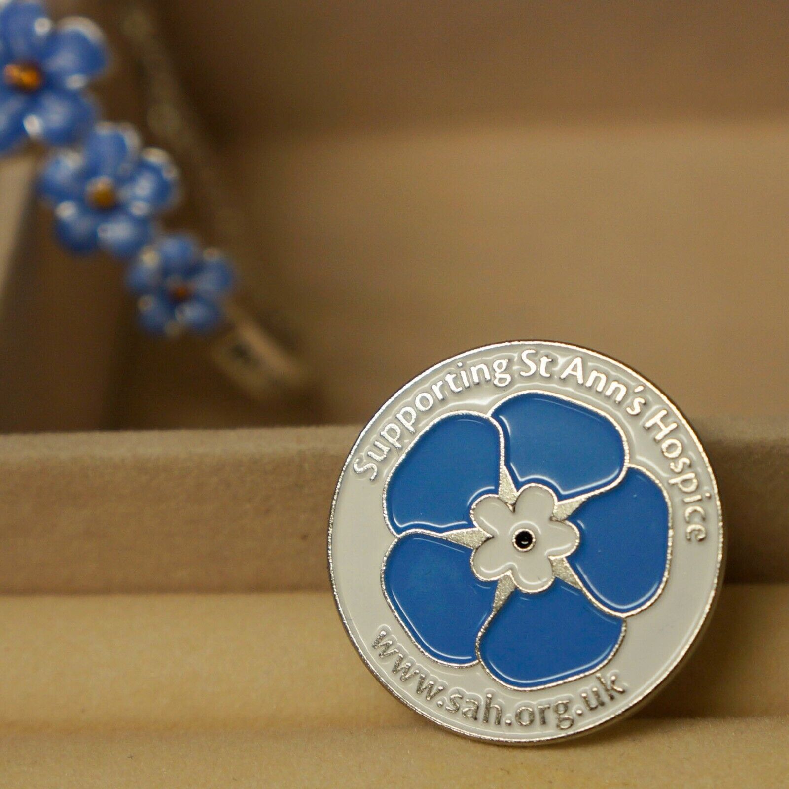 St Ann\'s Hospice Supporting St Ann\'s forget Me Not Charity Pin Badge (NG)
