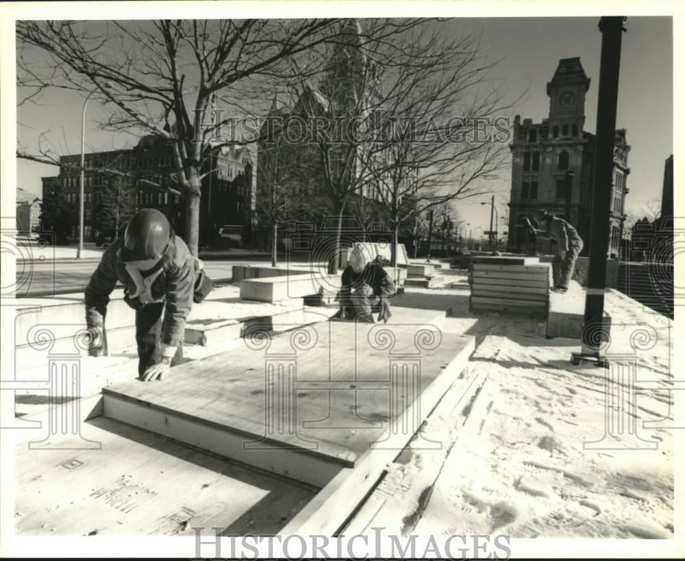 1989 Press Photo Clinton Square Winterfest Snow Sculpture Construction Workers