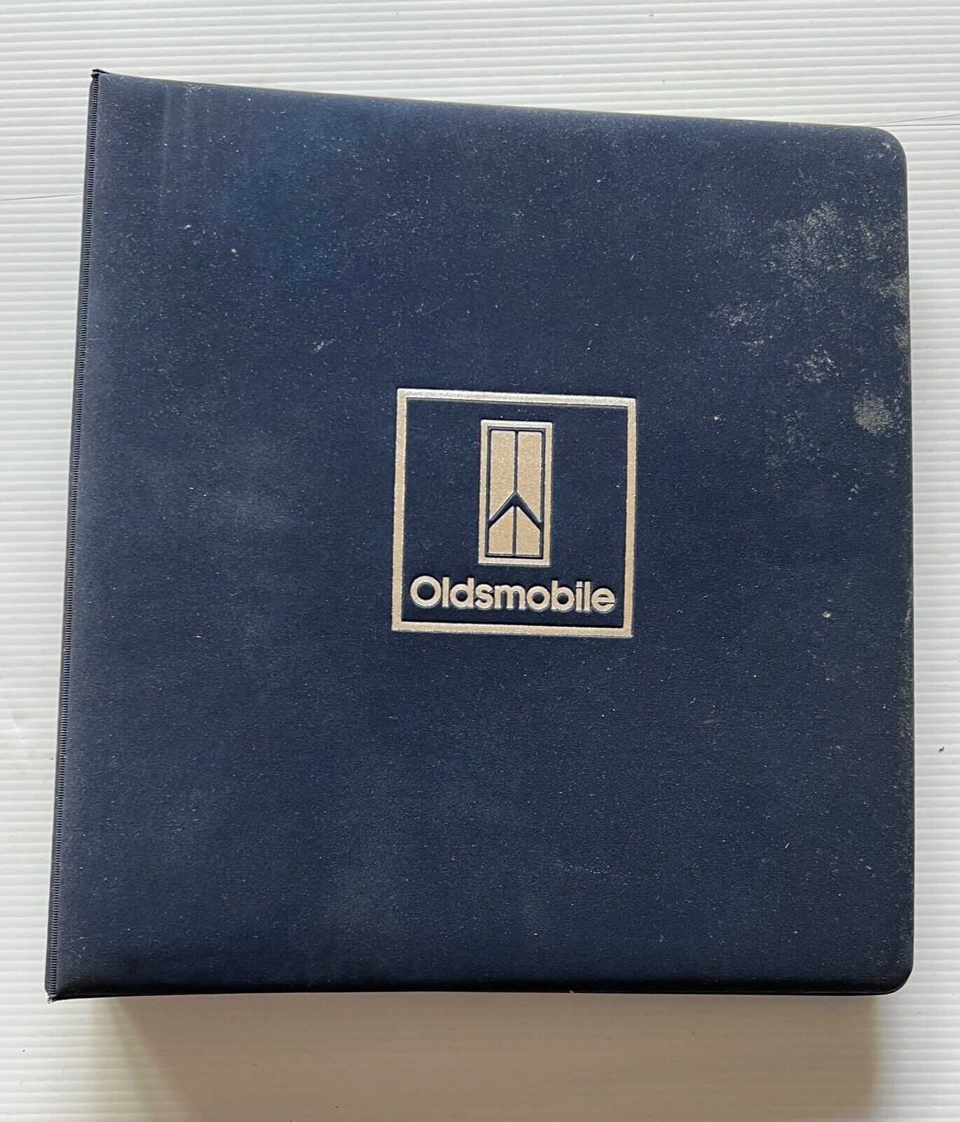 1986 Oldsmobile Showroom Album- Data Book -Thick Toronado, Cutlass, 88 and 98