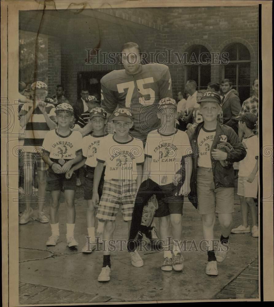 1968 Press Photo Detroit Lions football player John Gordy and fans at camp