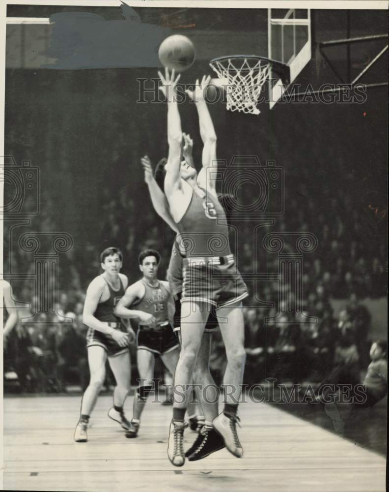 1941 Press Photo Rhode Island vs St. Francis basketball game at the Garden, NY