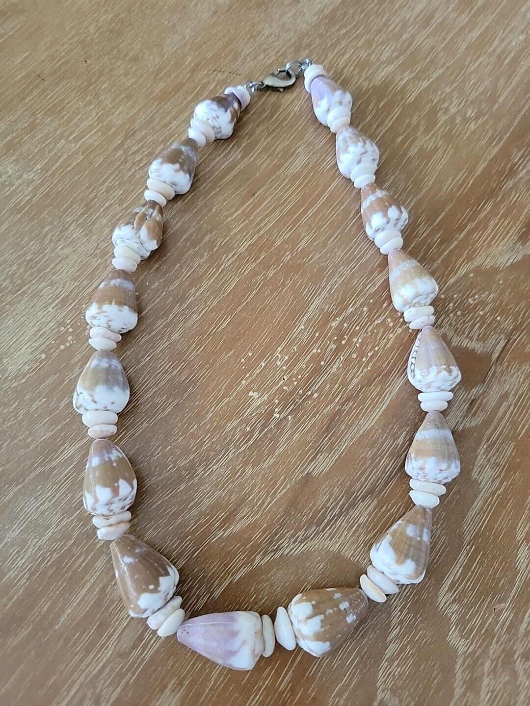 VINTAGE 1970\'s HAWAIIAN RAT CONE SHELL NECKLACE WITH PUKA SHELL SPACERS.
