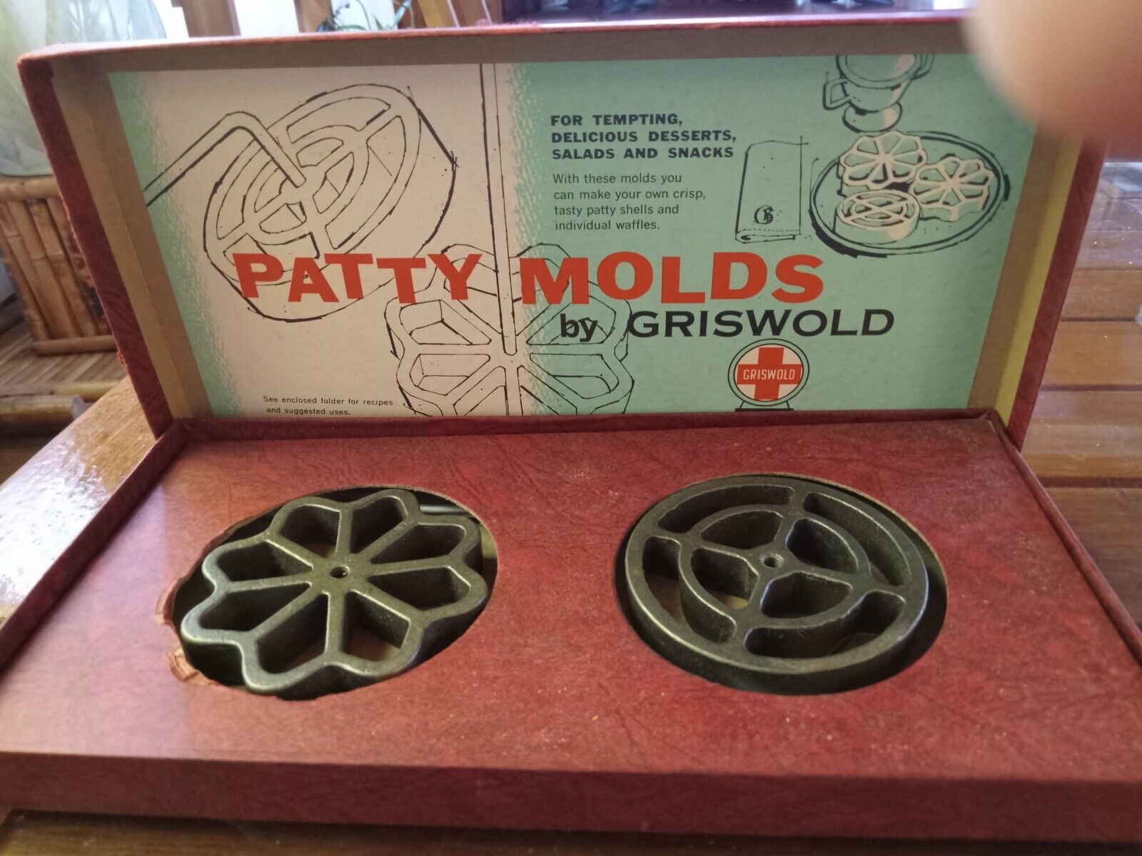 Vintage \'50s Griswold Patty molds, cool graphic original box. Griswold quality.