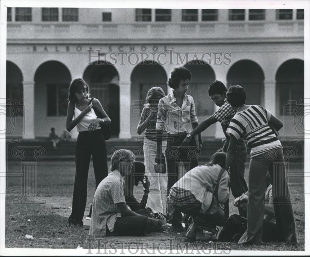 1977 Press Photo Students at Balboa High School, Panama Canal Zone, take a break