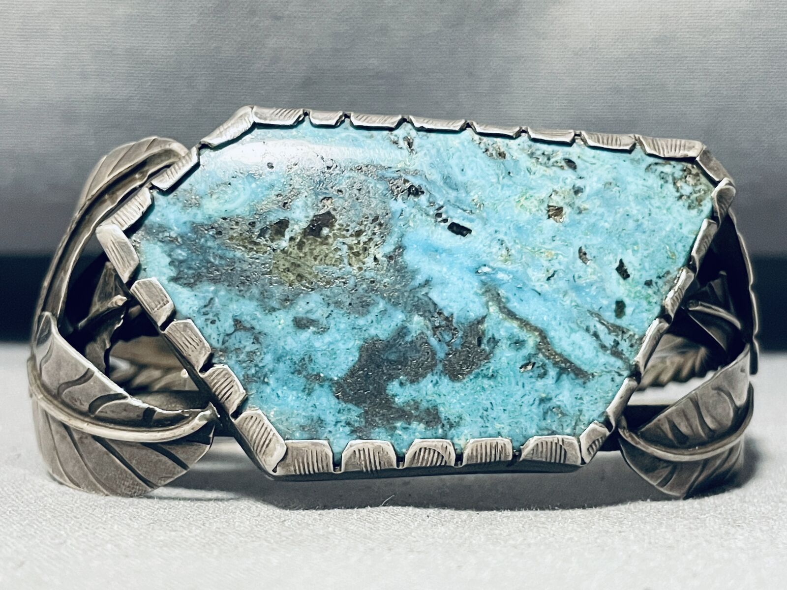 HEAVY AND THICK VINTAGE NAVAJO TURQUOISE STERLING SILVER BRACELET OLD