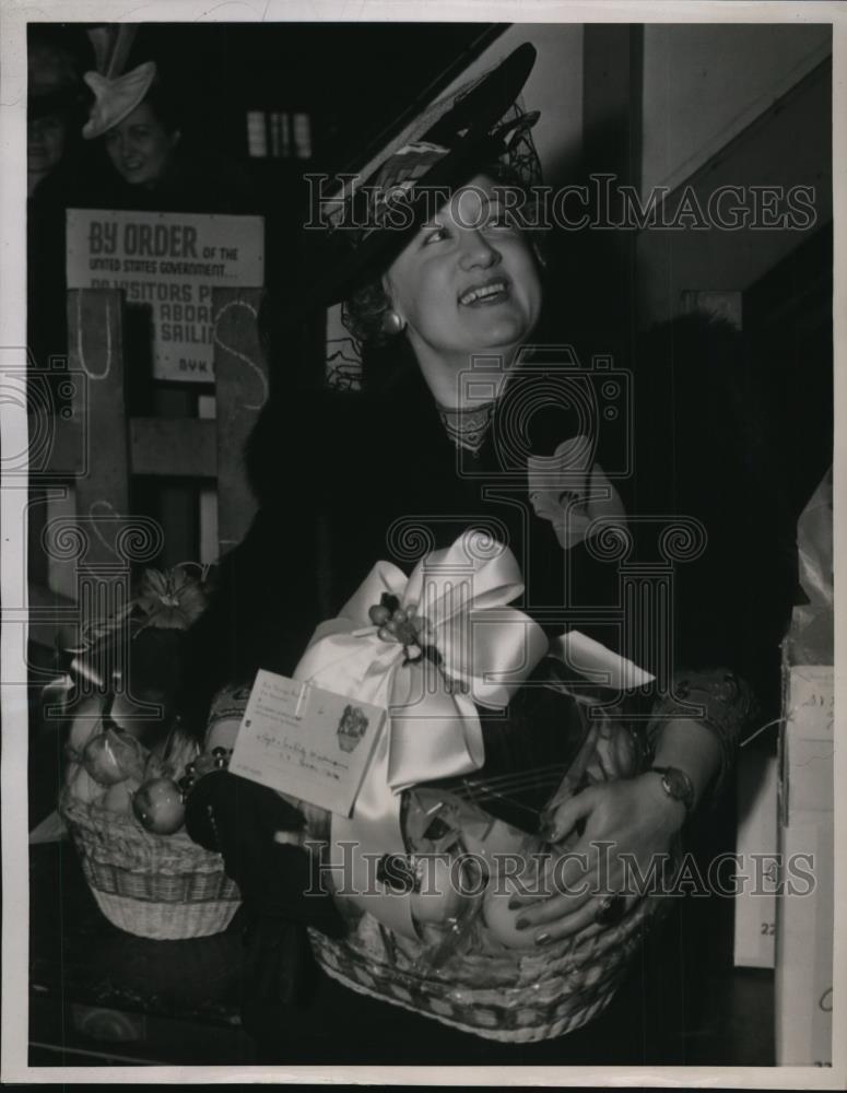 1941 Press Photo Mrs Alice Crockete Laughing At German Consul General