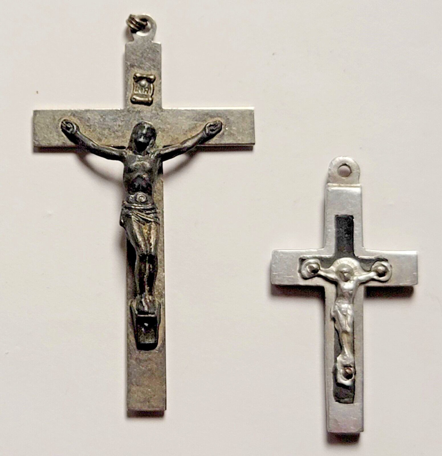 Set 2 vintage crucifixes. Measure app.57 x 32mm and 38 x 20mm respectively…Italy