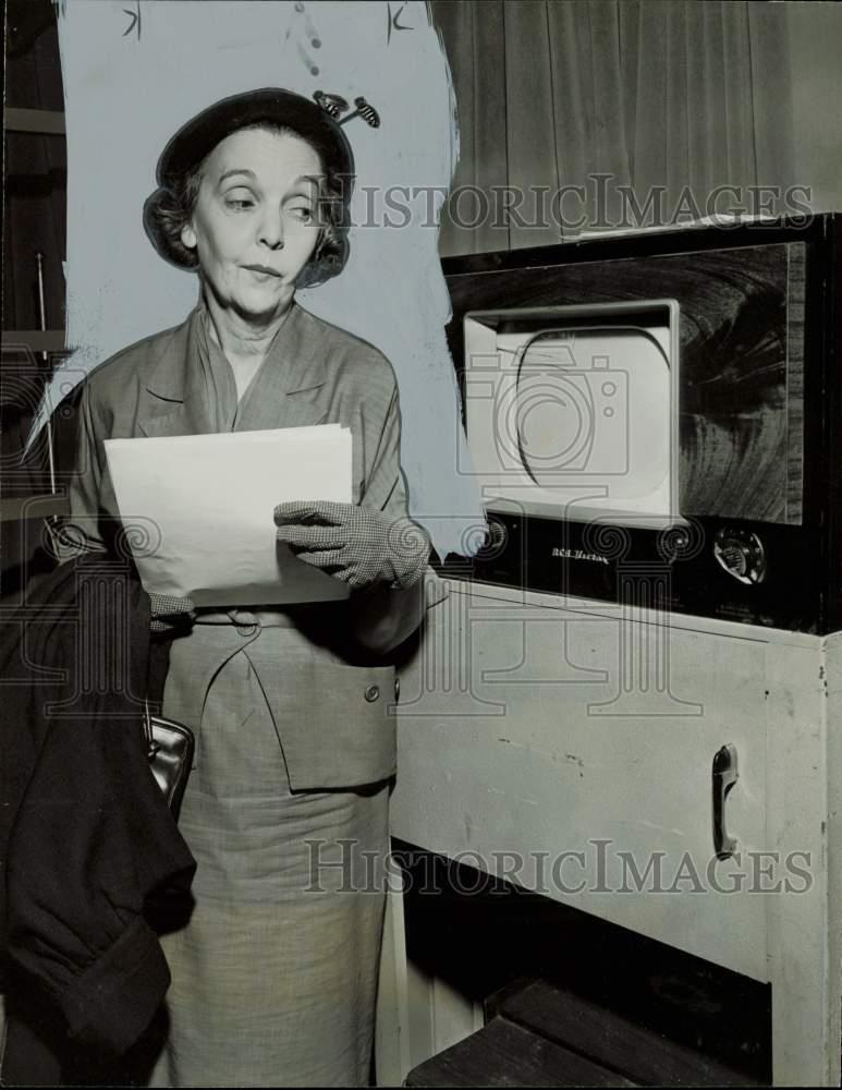 1956 Press Photo Zasu Pitts, actress, holds script. - hpa83784