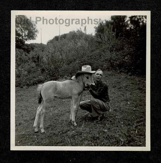 BABY HORSE/FOLD COWBOY HAT MAN OLD/VINTAGE PHOTO SNAPSHOT- H457