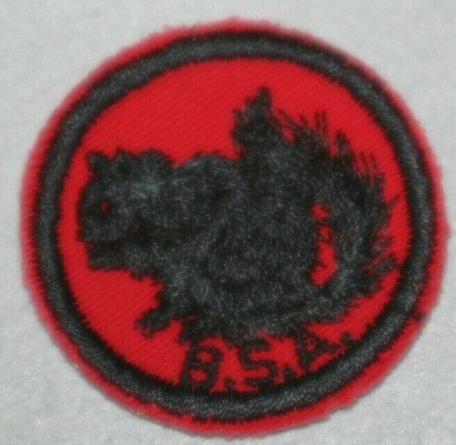 BOY SCOUTS 1953-1972 SQUIRREL PATROL PATCH MEDALLION  05 RED TWILL RD/WH BACK