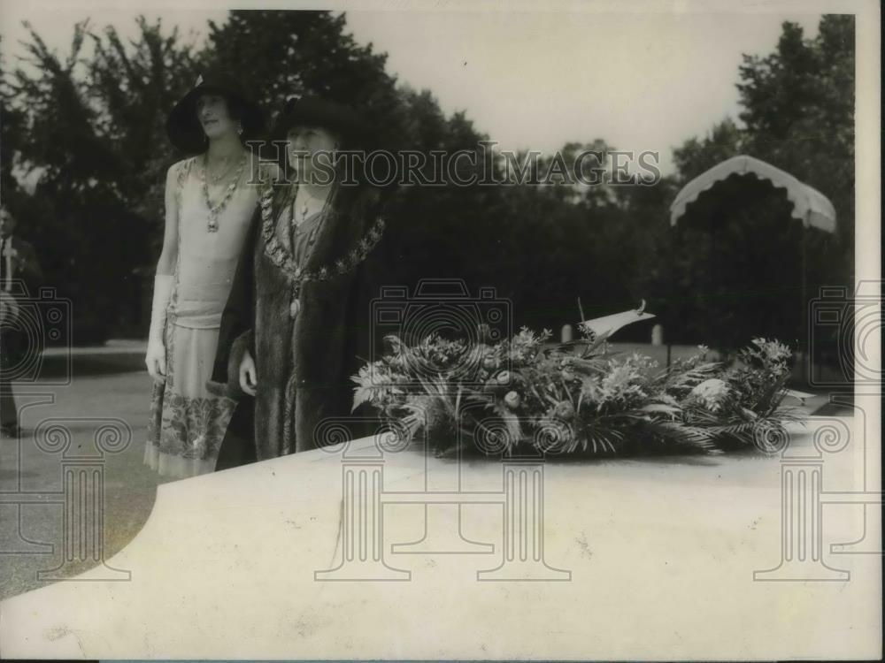 1928 Press Photo Lady Mayoress of South Hampton honoring unknown tomb