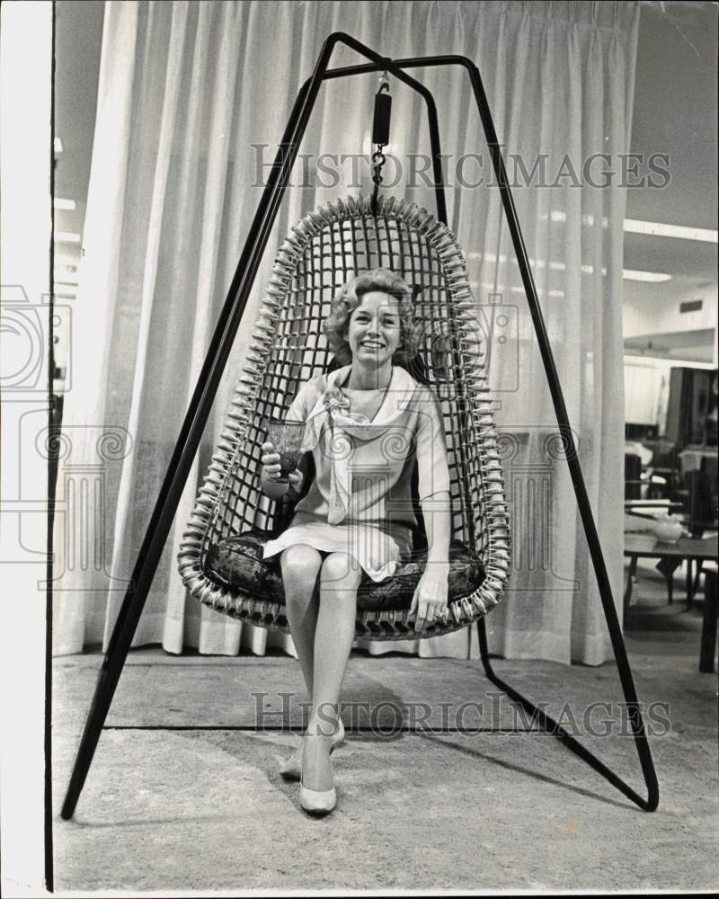 1962 Press Photo Marian Nixon sits on wicker swing - lra73441