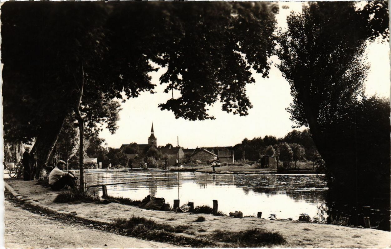 CPA Le THILLAY - Le Lac (107614)