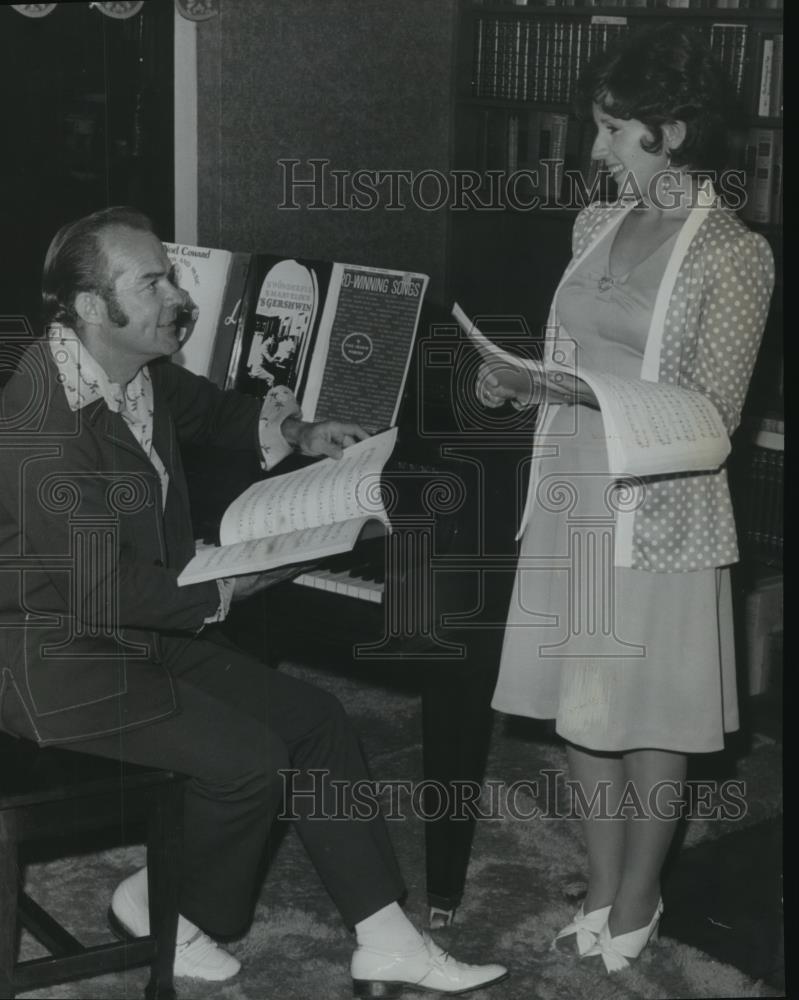 1976 Press Photo Mr. and Mrs. Lanny Rees, with sheet music - spp51187
