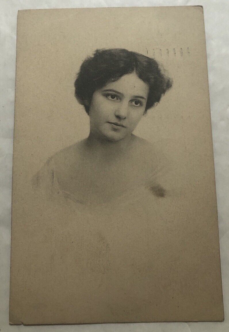 1914 A Beautiful Lady. Postcard (M2)
