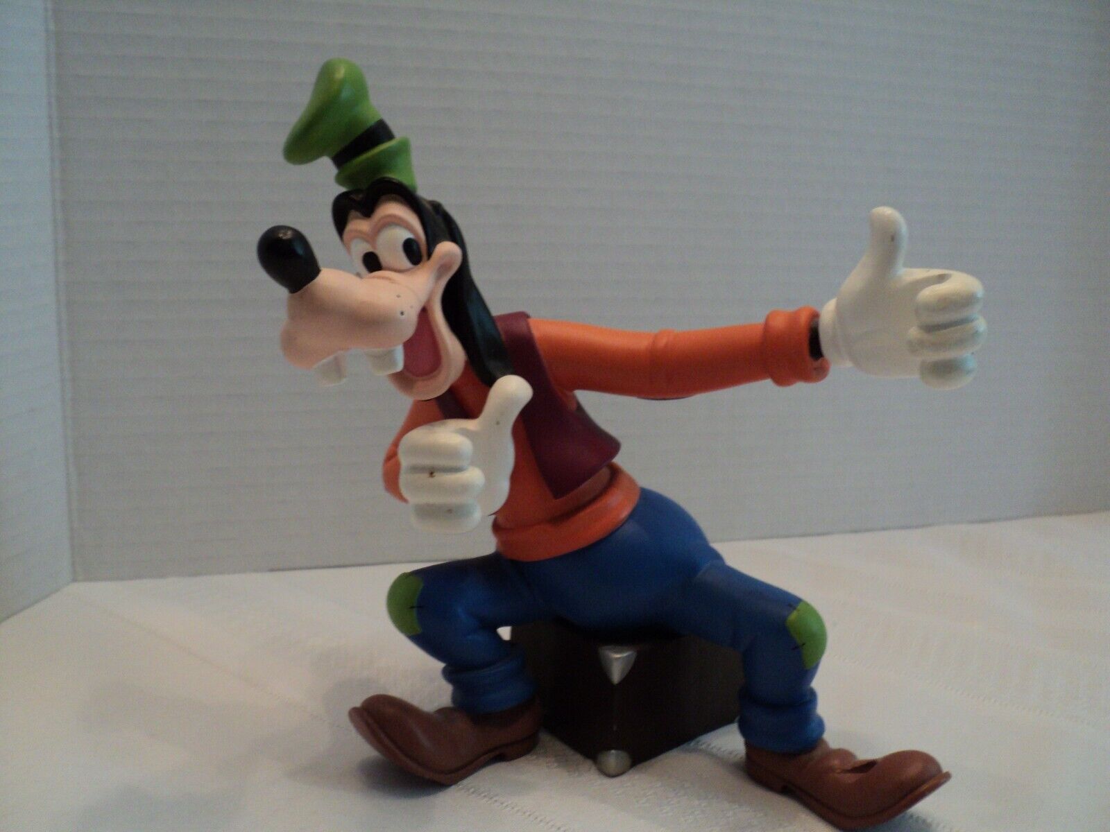 Disney, Goofy Figurine Holds a 4\