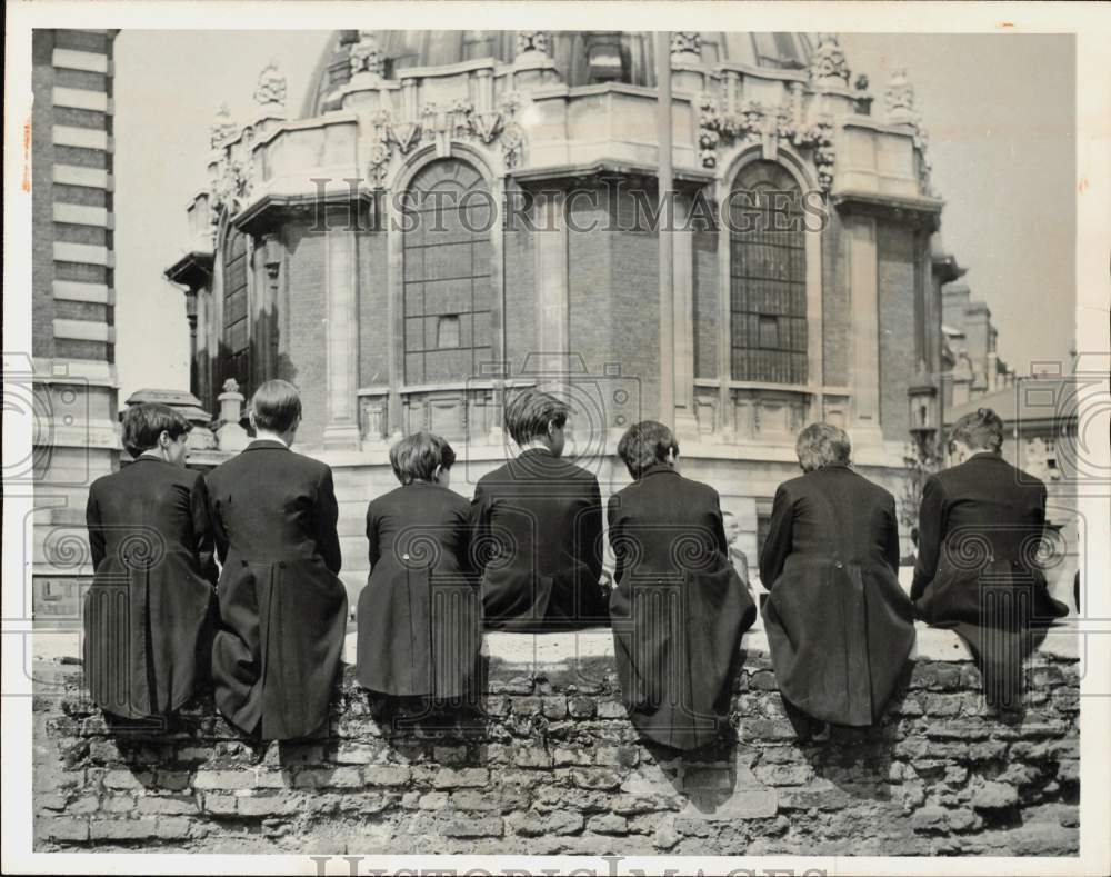 1965 Press Photo School boys sit on a stone wall at Eton College in England
