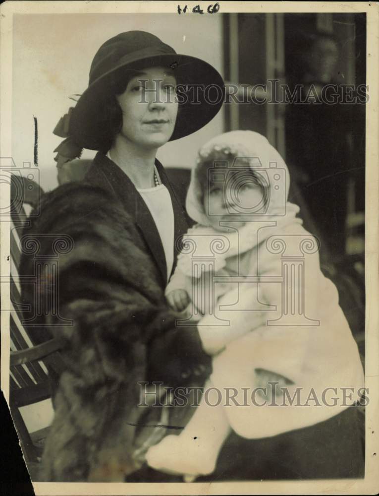 1922 Press Photo Mrs. Robert Goelet and Baby Son Robert, Jr. Aboard SS Olympic