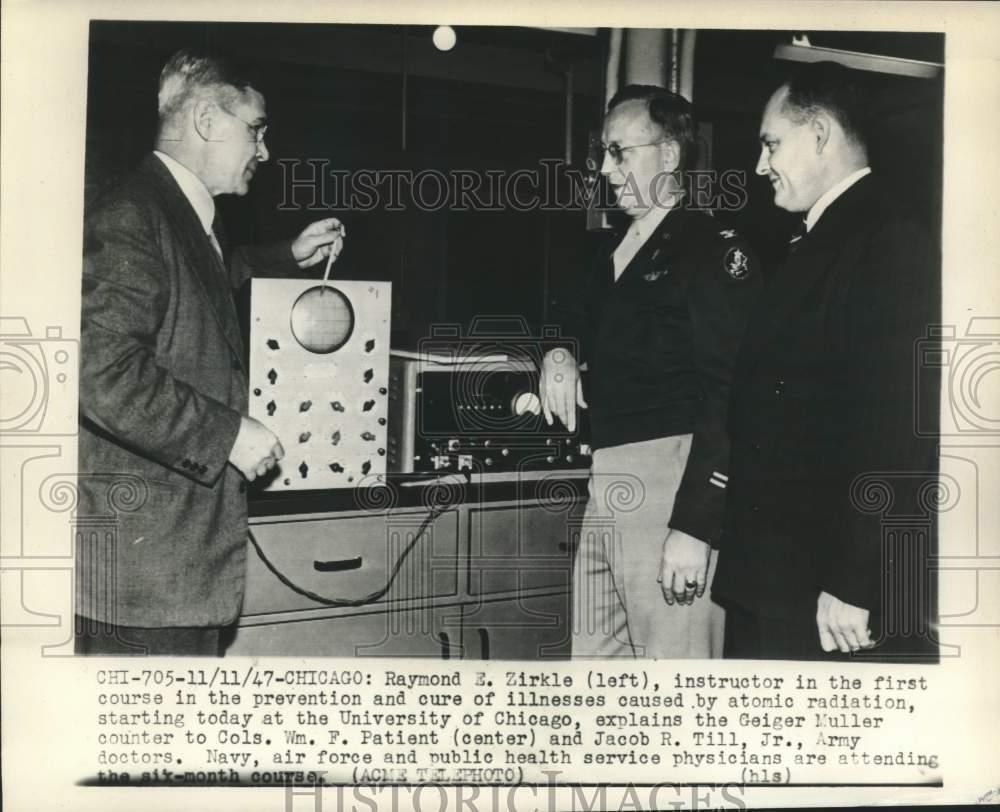 1947 Press Photo The Geiger Muller counter is explained at a course in Chicago