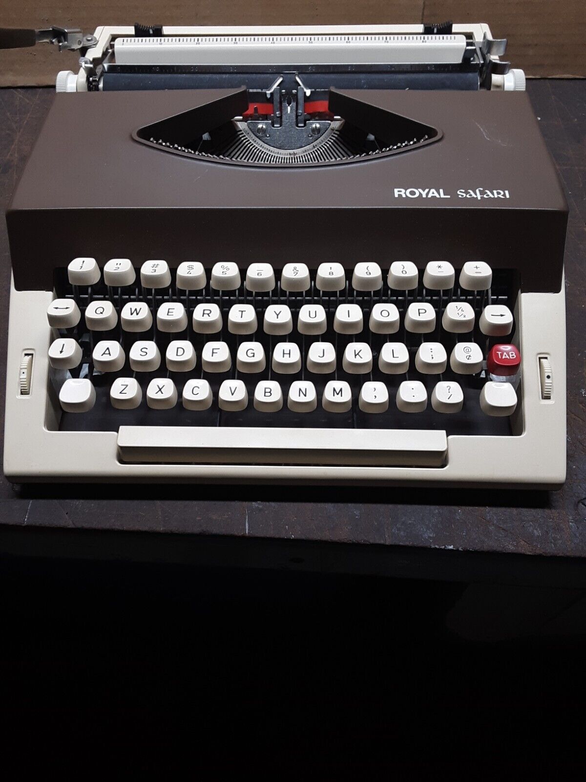vintage royal safari portable typewriter works good has ribbon