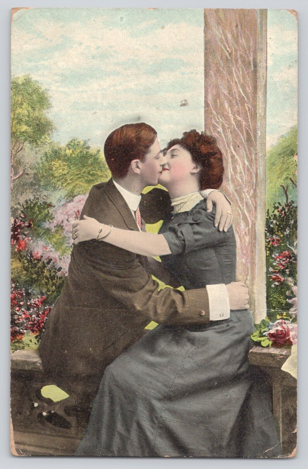 Postcard Kissing Embracing Romance Love Man & Women Classic Fashion Vintage 1907