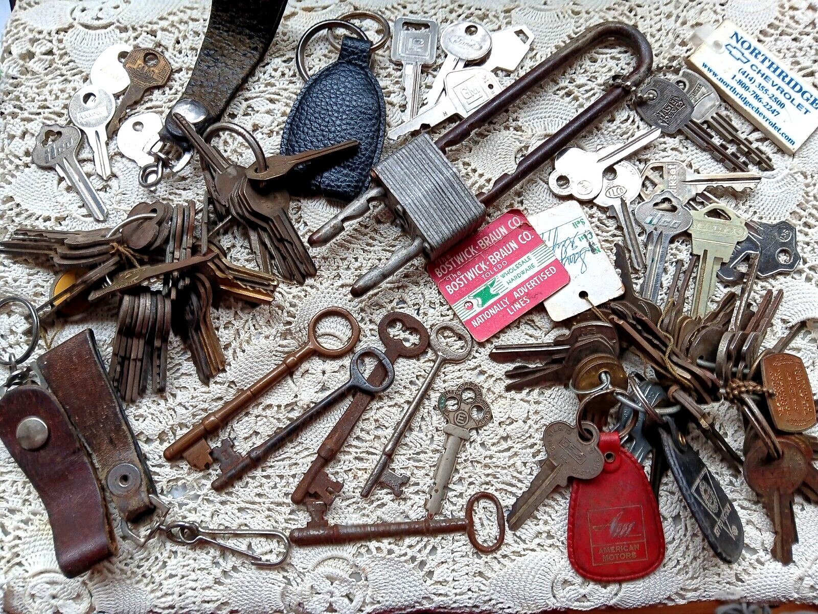 Great Old Vintage Rusty Lot of Various Keys + Skelton + Keyrings in Cigar Box