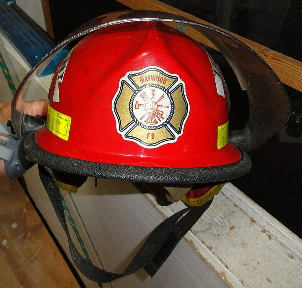 Vintage Cairns & Brother N660C METRO LIEUTENANT Fire Firefighter Helmet 1989