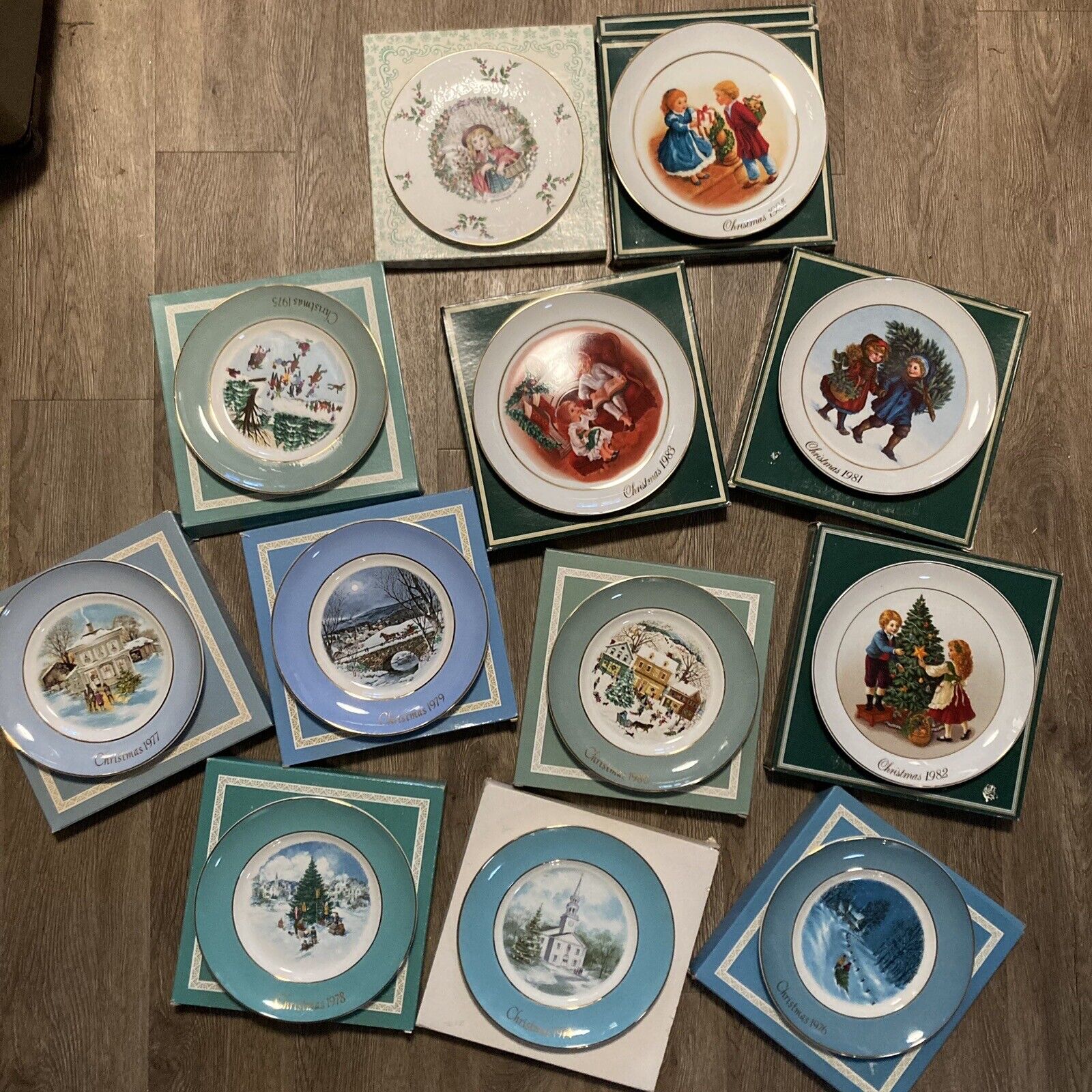 Vintage Avon Wedgwood Collector Display Plates Lot of 12 Christmas Winter Scenes