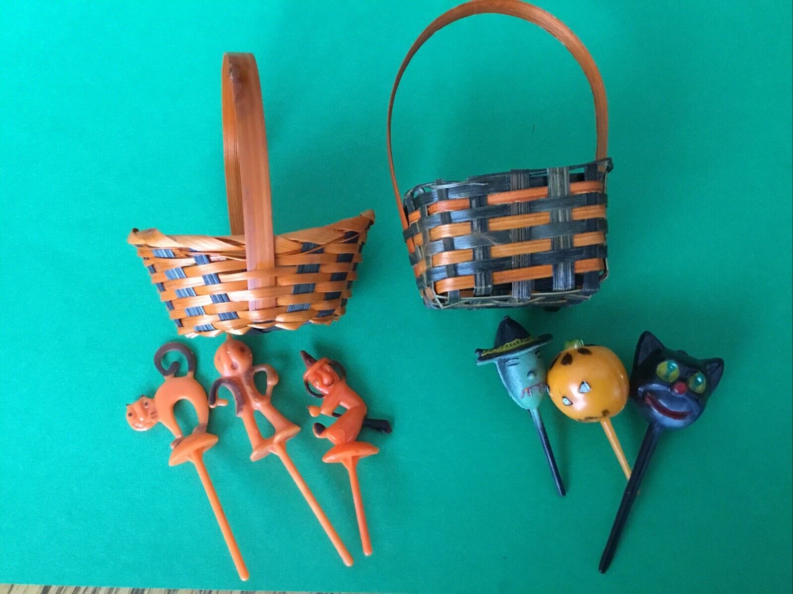 VINTAGE HALLOWEEN CUPCAKE PICKS Scarecrow Witch Cat JOL Mini Wicker Baskets Lot