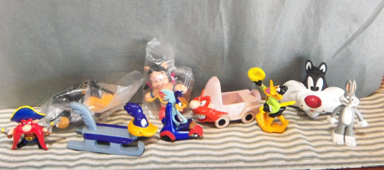 large lot of 9 vintage 1980\'s and 90\'s Loony Toons PVC figures-Arby\'s, etc