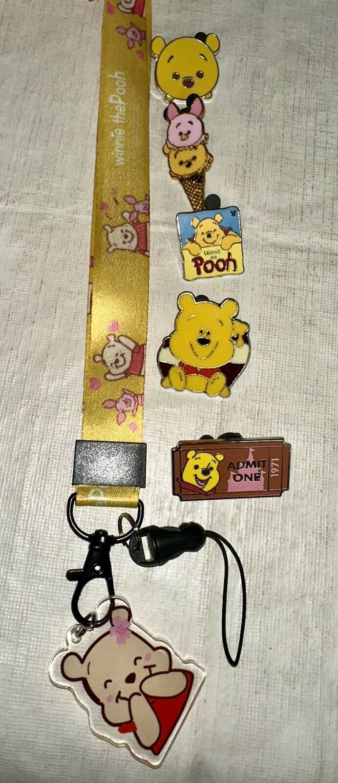 Winnie the Pooh Lanyard Starter Set With 5 Disney Park Trading Pins - NEW USA