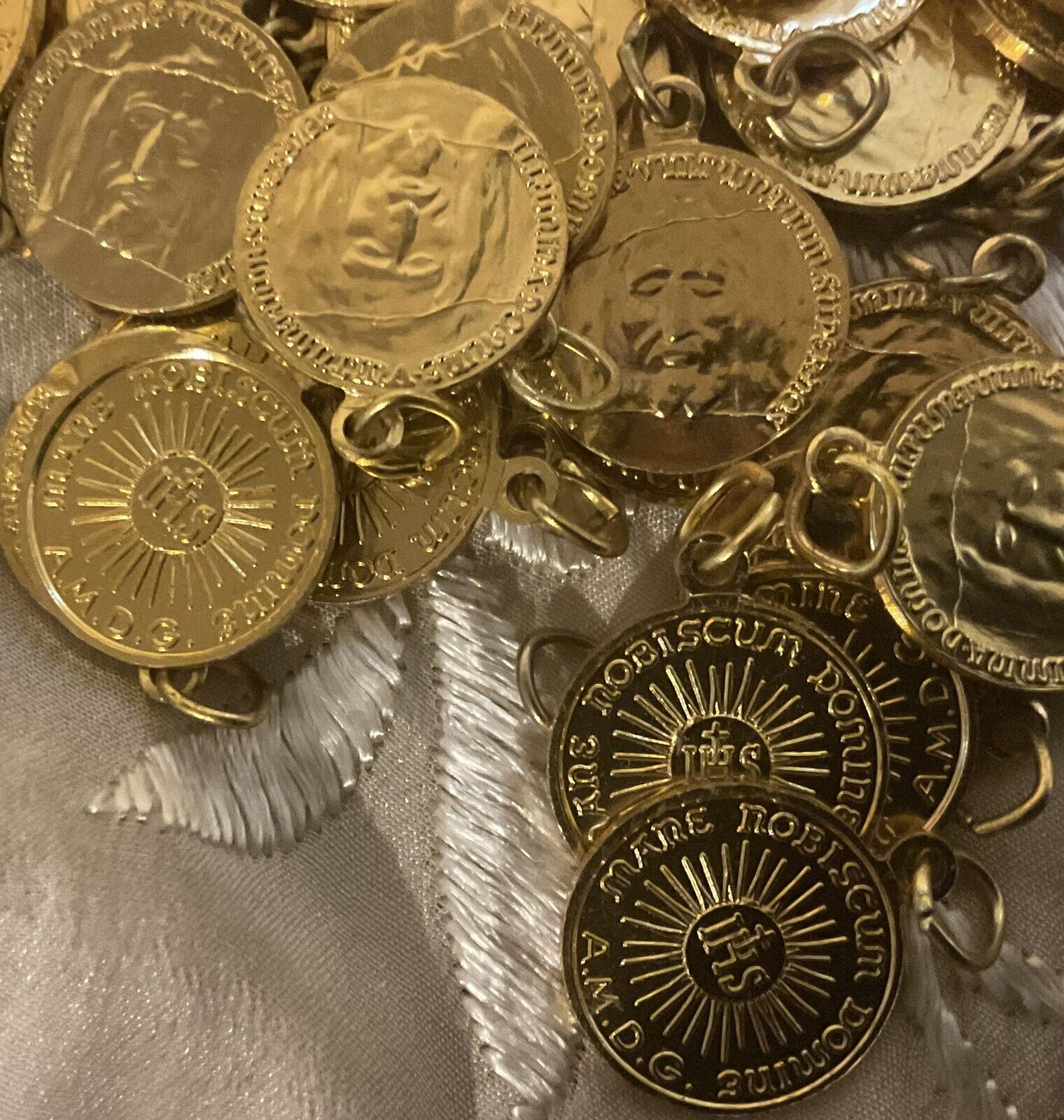 Religious Lot Of 20  Holy Face Of Jesus Yeshua Medals IHS