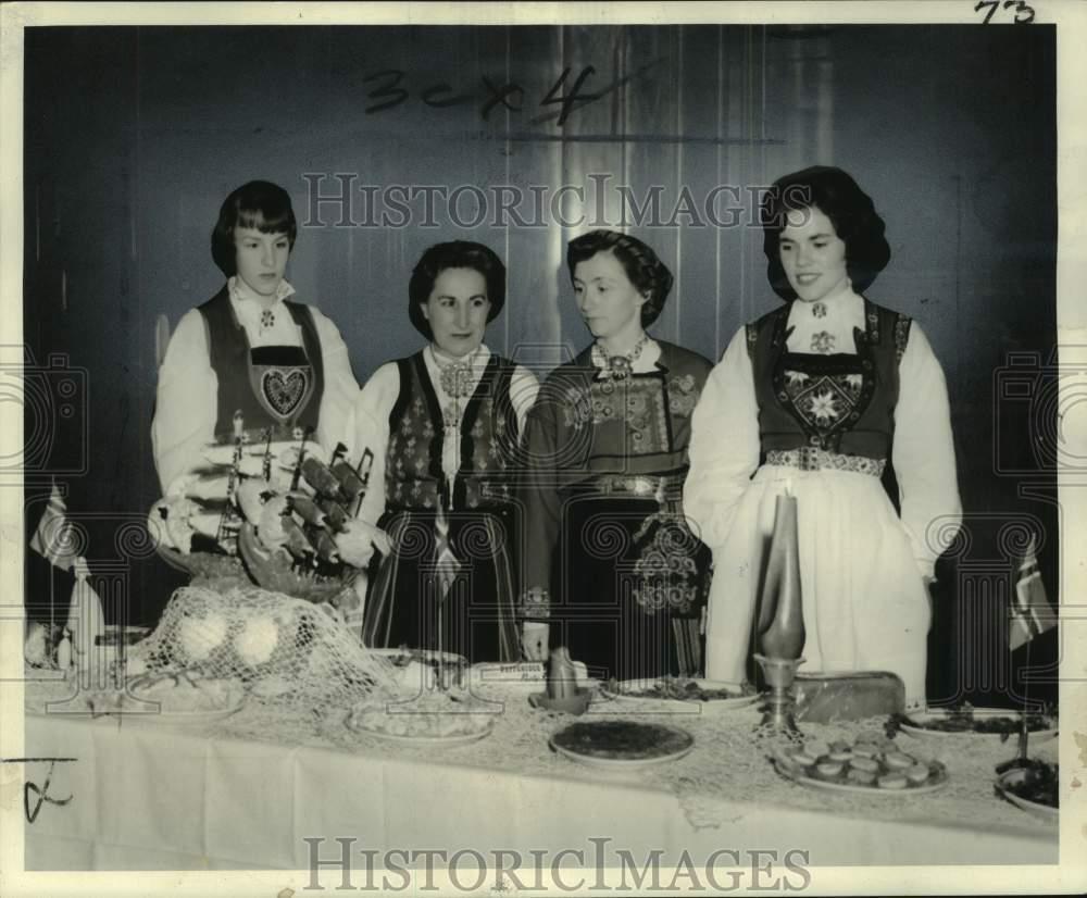 1961 Press Photo Attendees of the \