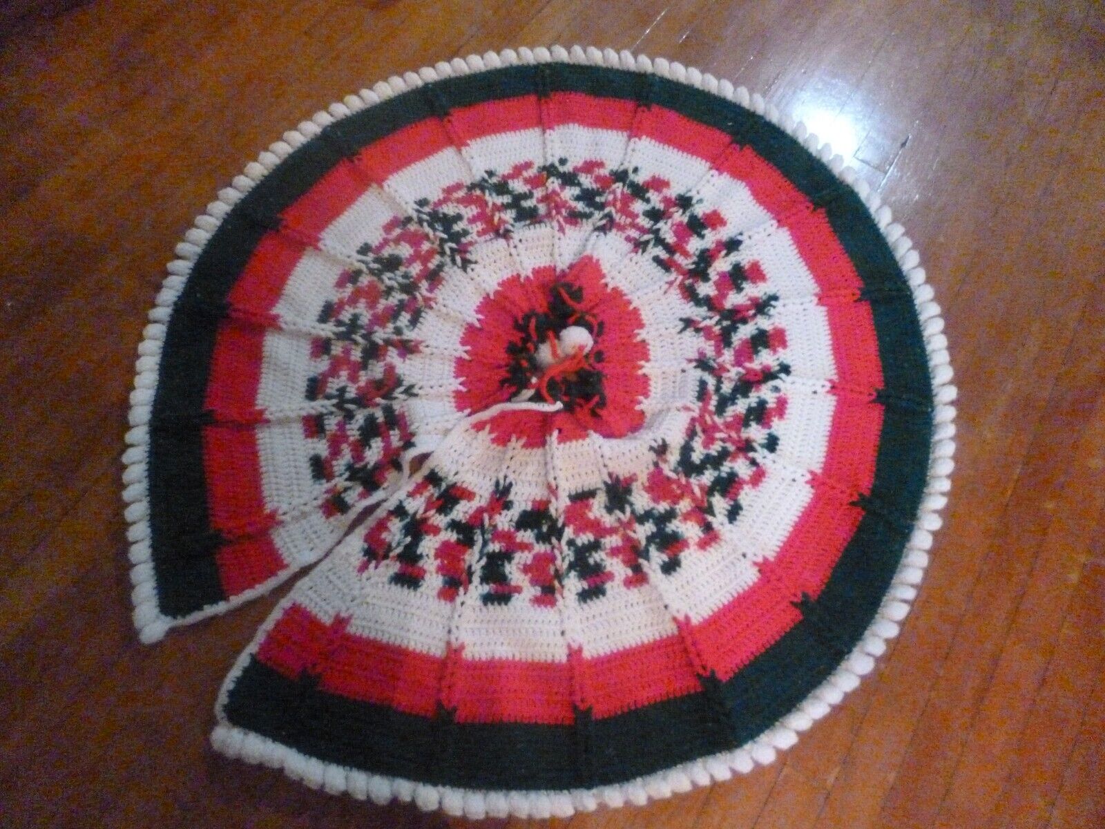 Vintage Large Knit/Crochet Christmas Tree Skit