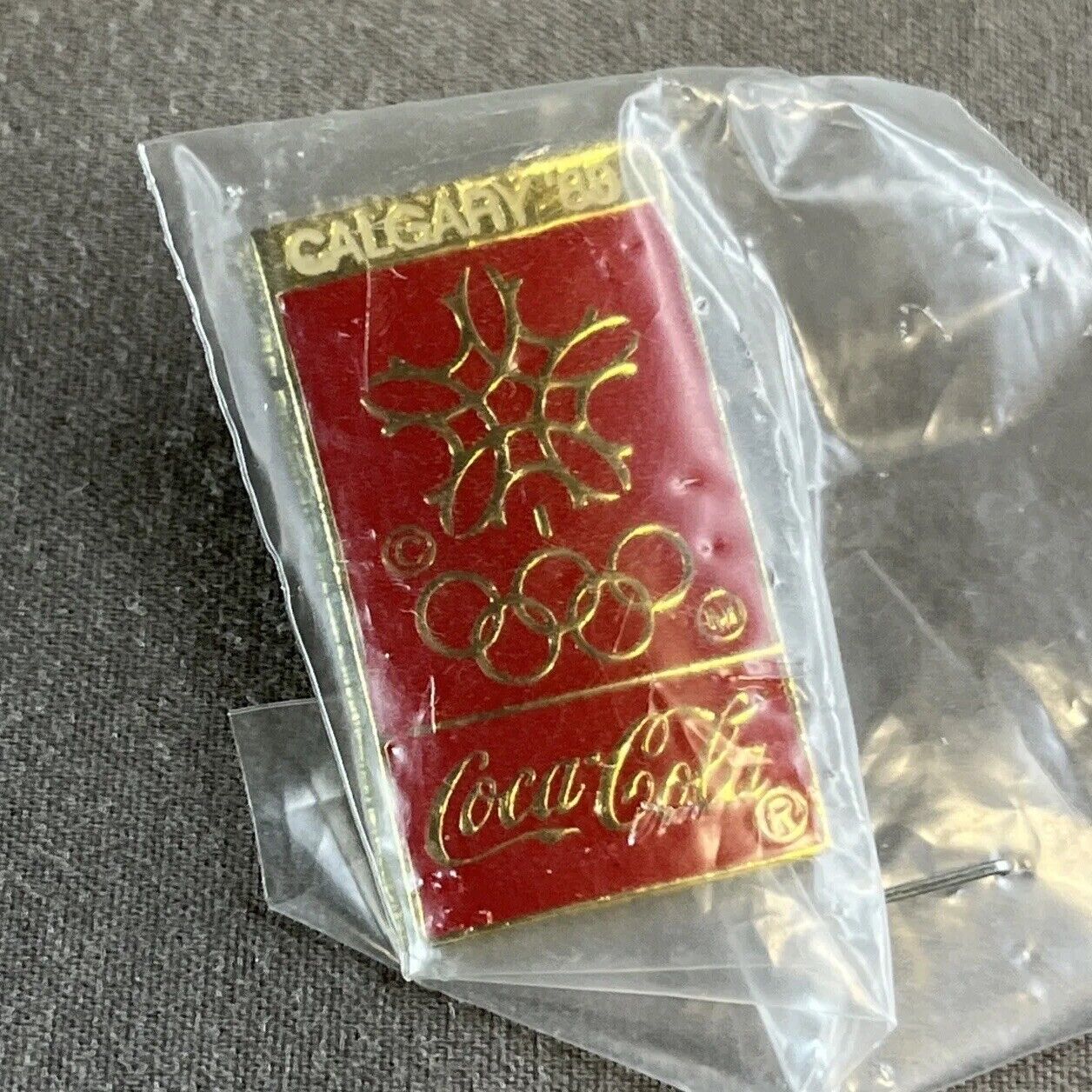 1988 Calgary Olympics Coca-Cola Maple Leaf Red Pin *FREE SHIPPING*BRAND NEW*