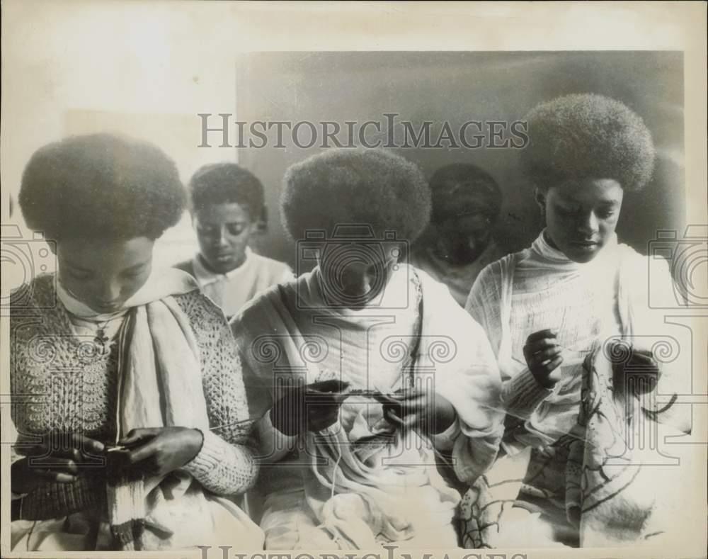 1935 Press Photo Ethiopian Women Do Handwork While Men in Army - kfx46157