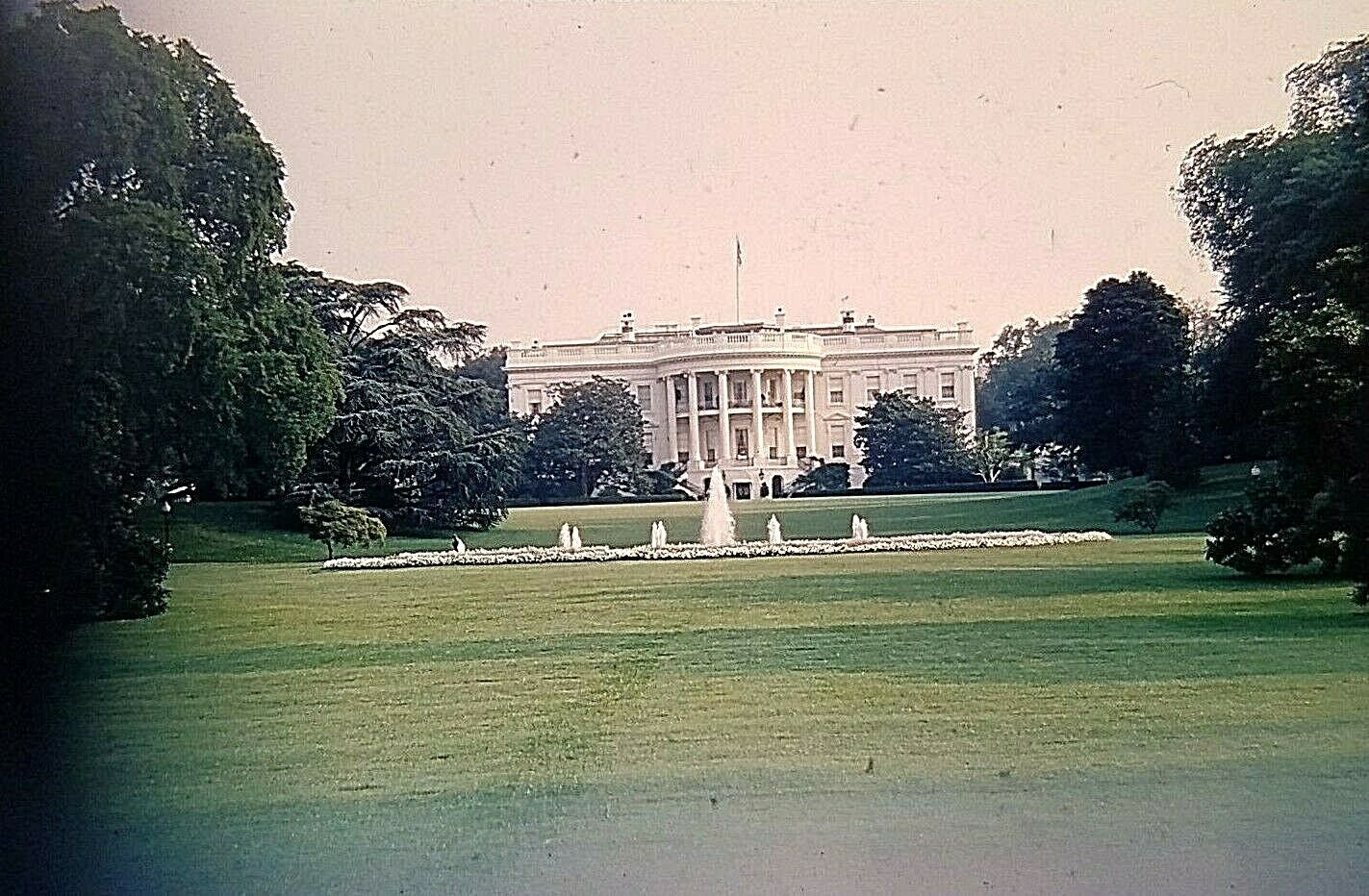 UF19 ORIGINAL KODACHROME 1960s 35MM SLIDE WASHINGTON DC WHITE HOUSE FOUNTAINS