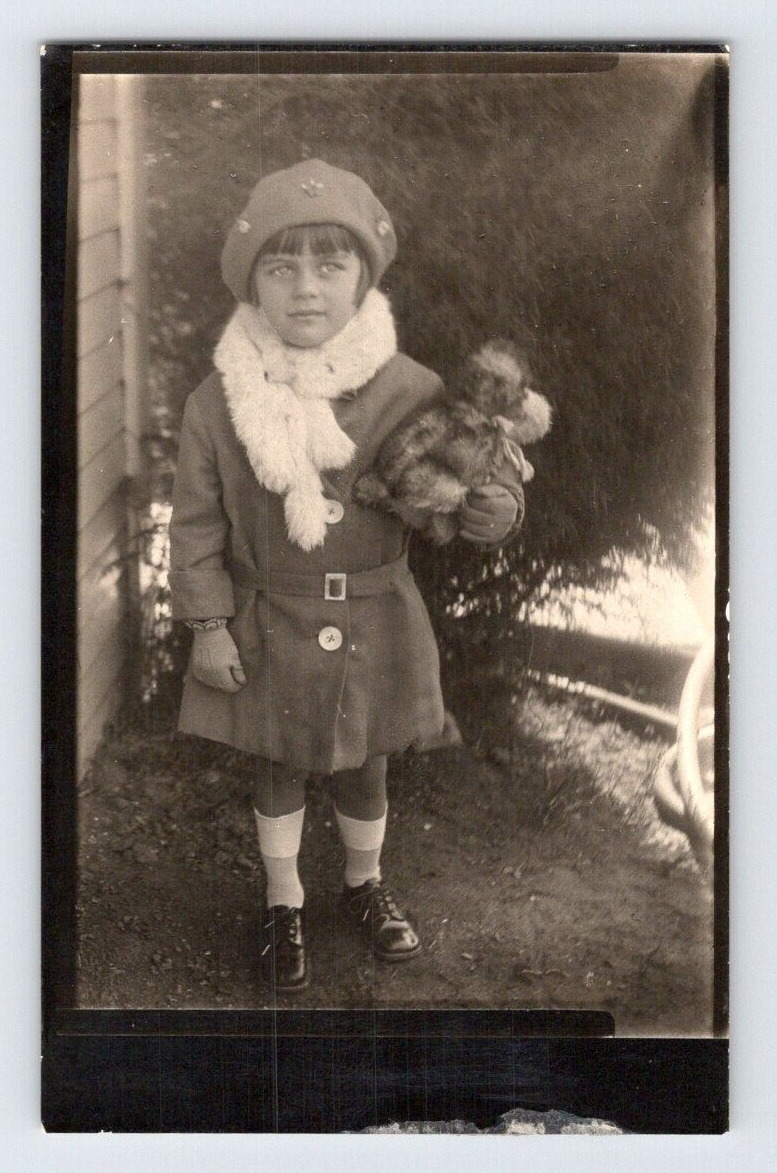 RPPC 1909. LITTLE GIRL WITH MONKEY TOY. POSTCARD. SM20