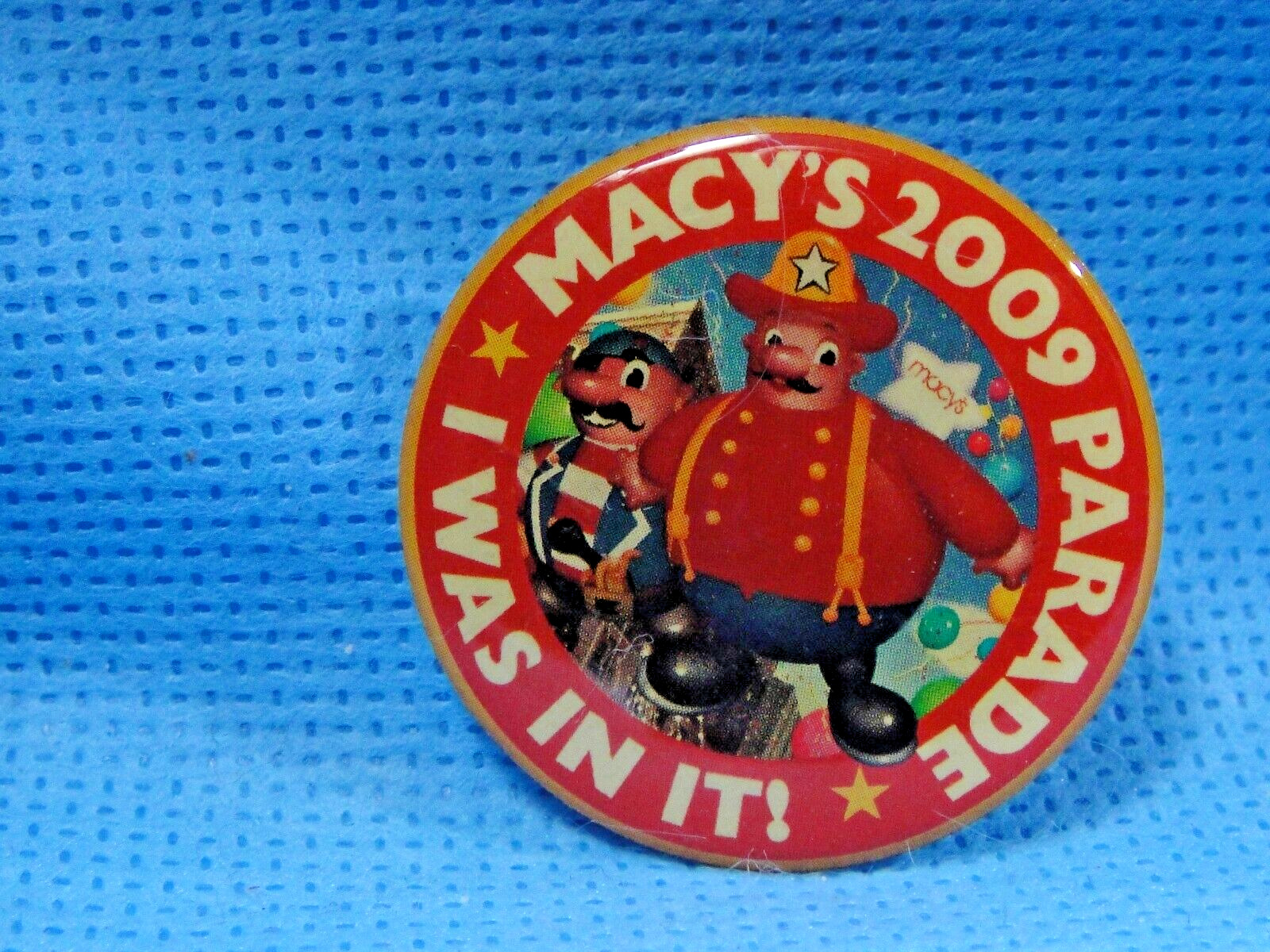 2009 Macys 83rd Annual Thanksgiving Day Parade Souvenir Lapel Pin