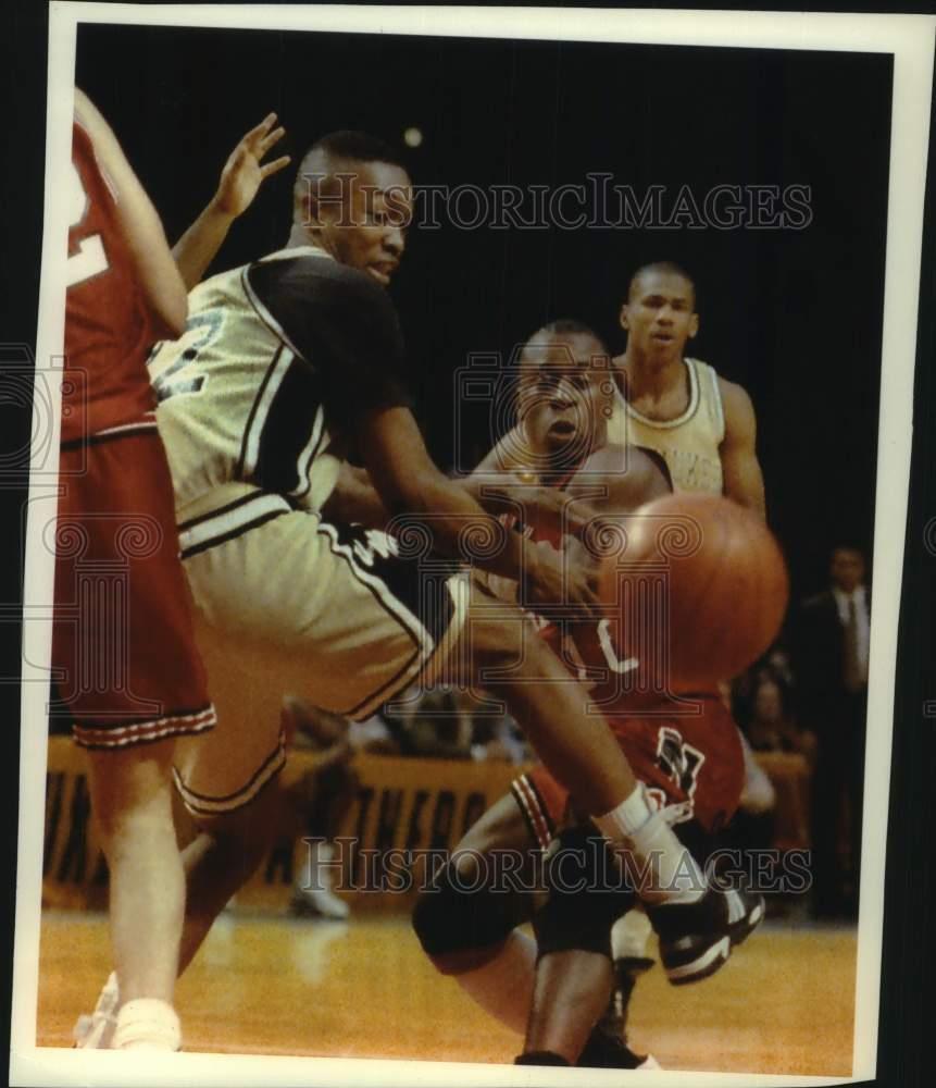1993 Press Photo University Wisconsin basketball player Eugene Sims loses ball
