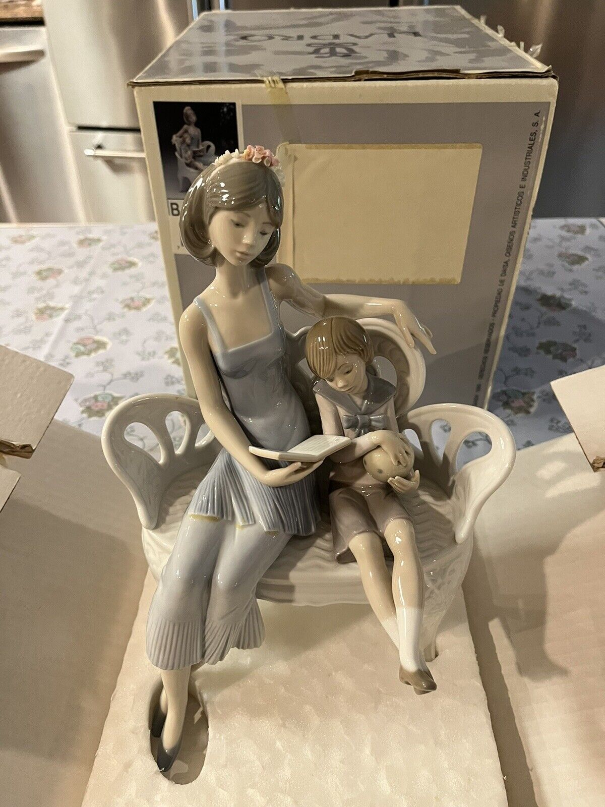 Lladro 5721 Once Upon A Time w/Original Box - Mother And Daughter Reading Book