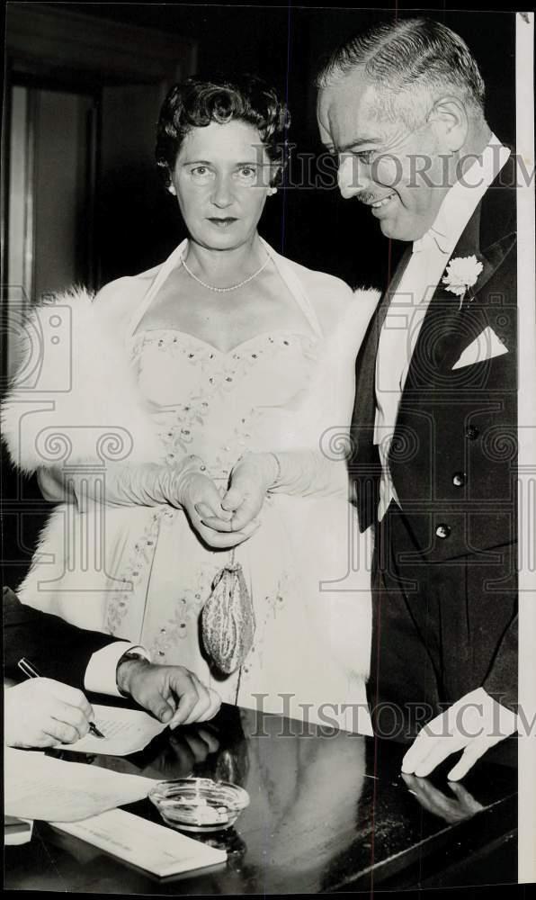 1955 Press Photo Peru's Consul General Gonzolo Arriz and wife arrive at party.
